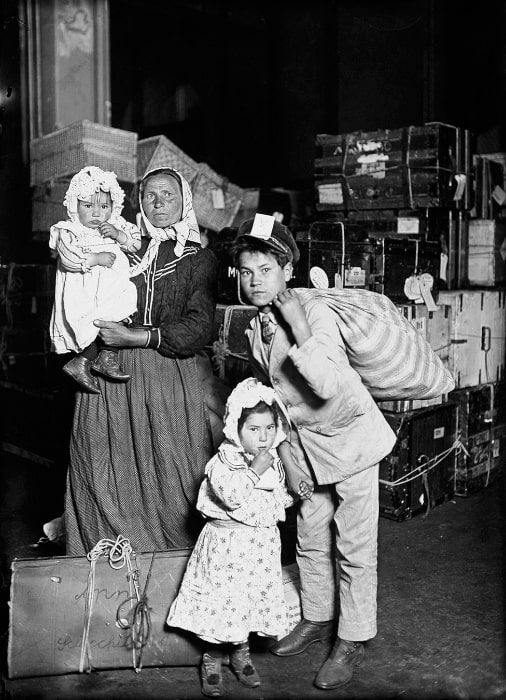 Bevándorló család az Ellis Island-i bevándorlási állomáson