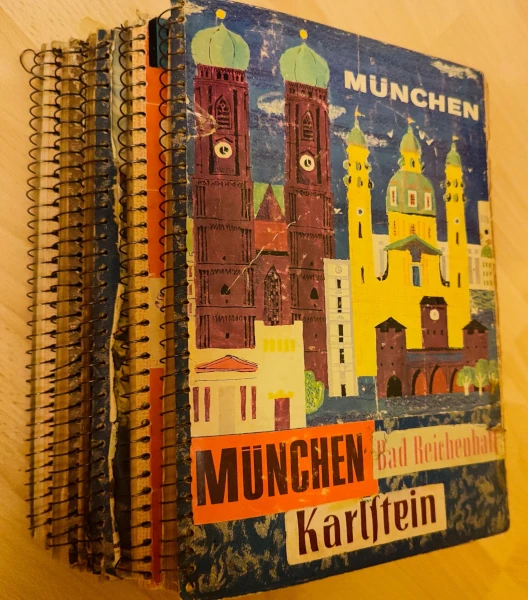 Spirálfüzetekbe zárt Európa